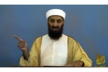 Parmi les cinq vidéos tombées aux mains des Américains, ces images d’un des messages que Ben Laden envoyait aux médias. Pour la circonstance, le leader d’Al-Qaïda teignait ses cheveux et sa barbe.