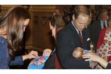 <br />
Kate et William avec un bébé lors d&#039;une réception en avril 2012. 
