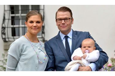 Victoria de Suède, son époux Daniel et la petite Estelle.