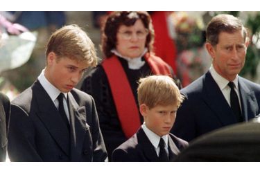 <br />
William, Harry et Charles, devant le corbillard de Diana