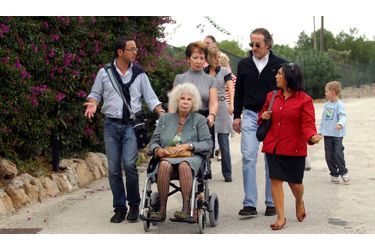 Cayetana, en fauteuil est entourée de ses proches. Derrière elle, avec des lunettes de soleil, Alfonso Díez. 