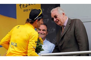 <br />
Albert II congratule le maillot jaune suisse, Fabian Cancellara sous l'oeil rieur de Bernard Hinault. 