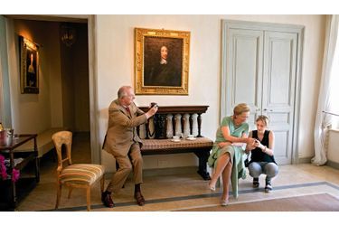 <br />
Samedi 2 juin, pour l’anniversaire de la princesse Astrid, 50 ans, le roi photographie sa femme Paola, l’œil rivé sur l’écran du Smartphone de leur petite-fille Maria Laura.