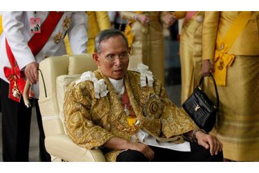 Le roi Bhumibol de Thaïlande lors de son 58e anniversaire. 