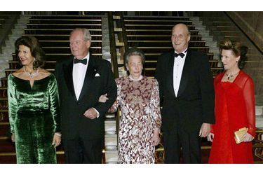 <br />
La princesse Ragnhild Alexandra de Norvège, la princesse déchue  entourée (de gauche à droite) par la reine Silvia de Suède, son mari Erling Lorentzen, le roi Harald de Norvège et la reine Sonja de Norvège.