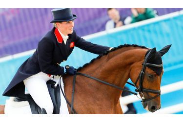 <br />
Zara Phillips flatte son cheval après le concours de dressage. 