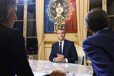 Emmanuel Macron dans son bureau à l'Elysée, dimanche soir.