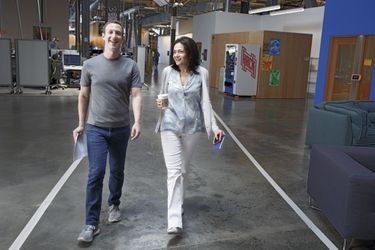 « C’est grâce à Mark Zuckerberg que je suis debout », dit  Sheryl Sandberg, ici avec le patron du groupe numérique en juillet 2016, quatorze mois après la disparition de Dave.