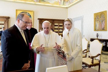 Le 18 janvier, Charlène et Albert dans la bibliothèque des appartements officiels du pape devant les portraits des petits princes monégasques. Avec Mgr Gallagher, le « ministre des Affaires étrangères » du Saint-Siège.