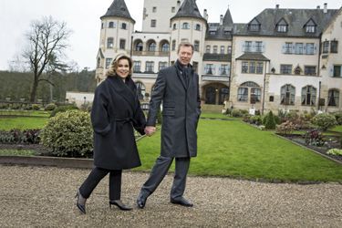 Henri et Maria Teresa de Luxembourg. Devant le château de Colmar-Berg, construit au début du XXe siècle, à une trentaine de kilomètres de la capitale. Ils y vivent avec le benjamin et l’aîné de leurs cinq enfants.