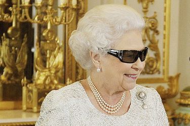 La reine Elizabeth II porte des lunettes 3D pour son message de Noël en 2012.