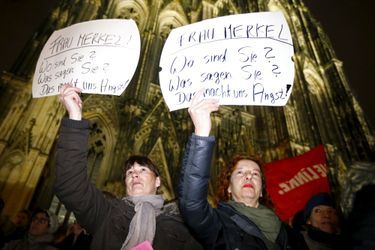 Le 5 janvier, devant la cathédrale de Cologne à 2 pas de la gare, des femmes manifestent contre les agressions sexuelles et interpellent Angel Merkel: &quot;Où êtes vous ? Que dites-vous ? Nous sommes inquiètes&quot;
