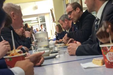 Le prince William mange à la cantine de la John Henry Newman School à Stevenage, le 13 janvier 2016