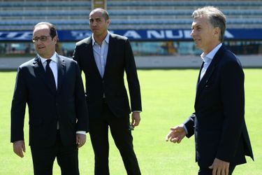 David Trezeguet aux côtés de François Hollande et du président argentin,Mauricio Macri.