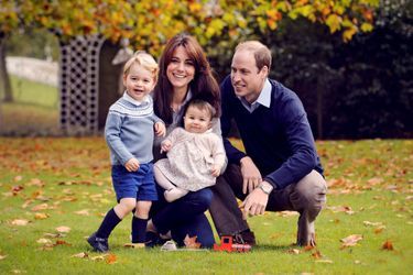 Le prince William et la duchesse de Cambridge avec leurs enfants le prince George et la princesse Charlotte. Photo diffusée sur Twitter par Kensington Palace le 18 décembre 2015 