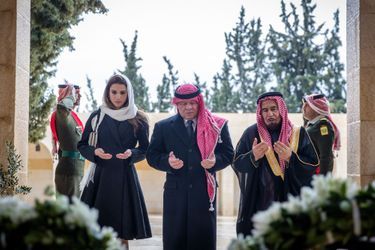 La reine Rania et le roi Abdallah II de Jordanie sur la tombe de l&#039;ancien roi Hussein à Amman, le 7 février 2016