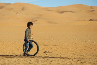 enfant dans le désert du Sahara
