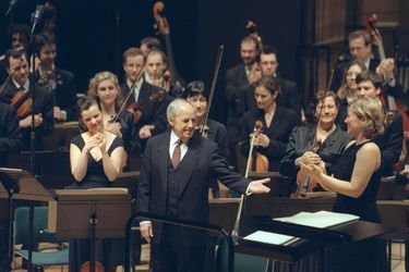 Le compositeur et chef d'orchestre Pierre Boulez remercie ses musiciens, le 24 mars 2000 à la Cité de la Musique à Paris, lors de la célébration de son 75e anniversaire. 