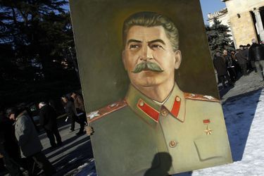 Une personne brandit un portrait de Joseph Staline à Gori, en décembre 2013.