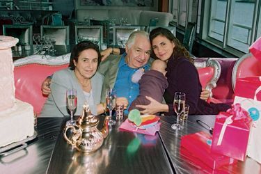 Autour de Michel Galabru, en 2007, qui fêtait ses 85 ans au Café Barge, à Bercy, sa femme, Claude,  sa petite-fille, Jana, sa fille, Emmanuelle.