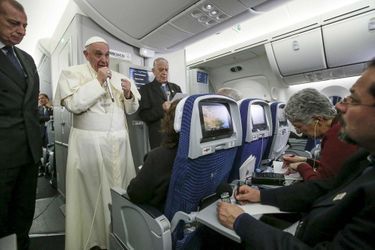 Le pape François dans l&#039;avion qui l&#039;a reconduit à Rome.