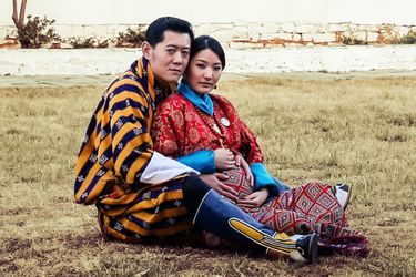  La reine Jetsun Pema enceinte et son époux le roi Jigme Khesar Namgyel Wangchuck. Photo illustrant la page de janvier 2016 du calendrier de Yellow Buthan 