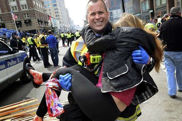 Victoria McGrath le jour de l&#039;attentat du marathon de Boston, le 15 avril 2013. Elle se trouve dans les bras du pompier Jim Plourde. 