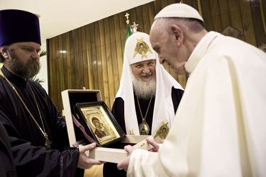 Après l’entretien privé, les cadeaux : le Pape reçoit du Patriarche de Moscou une icône russe de la Vierge de Kazan dans le salon d’honneur de l’aéroport de La Havane, le 12 février.