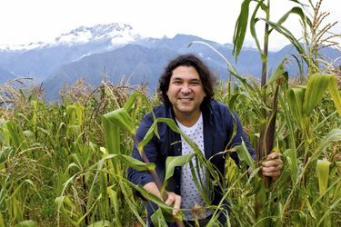 Gaston Acurio, le chef le plus célèbre d'Amérique latine, dans un champ de maïs près de Cuzco, d'où il est originaire.