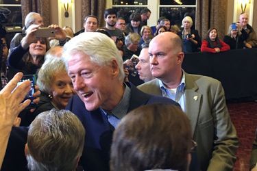 Bill Clinton en meeting pour sa femme