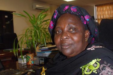 Madina Bocoum Daff est une Peulh d’ethnie Diawando, elle même excisée et infubulée, et qui lutte contre les mutilations génitales féminines depuis plus de 15 ans au sein de l'ONG Plan International. 