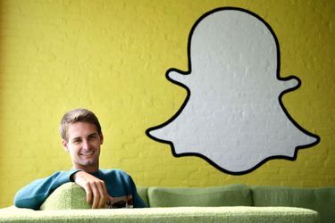 Evan Spiegel, 23 ans, Assis sur le canapé de son bureau de Los Angeles sous le logo Snapchat, l’image d’un petit fantôme.