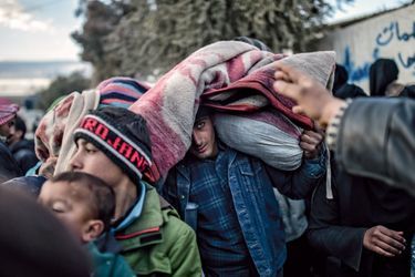 Ces réfugiés venus d’Alep tentent de passer en Turquie, le 5 février. 