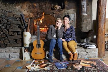 A Antraigues, où Colette vit toujours, avec Valérie qu’elle considère comme sa fille. C’est là, au pied de la cheminée, que Jean aimait composer. Sur sa guitare.