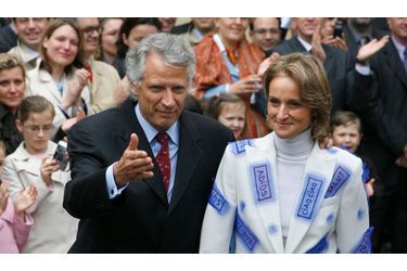 Le 17 mai 2005, jour de la passation de pouvoir entre Fillon et Villepin : L’ épouse du ­Premier ministre sortant avait, en ce jour de départ, créé l’événement avec une veste du créateur Franck Sorbier.