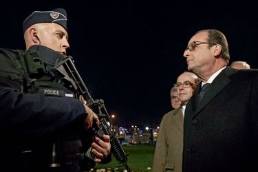 François Hollande et le ministre de l’Intérieur, Bernard Cazeneuve, rendent visite aux forces de sécurité déployées sur les Champs-Elysées à Paris pour la Saint-Sylvestre.