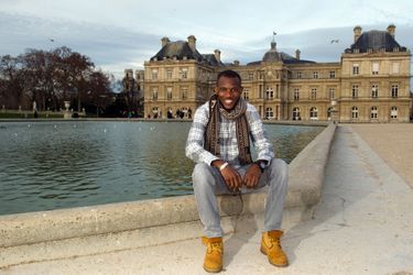Devant le palais du Luxembourg, le 22 décembre. Au Mali,  où Lassana est né, son ethnie est celle des rois.
