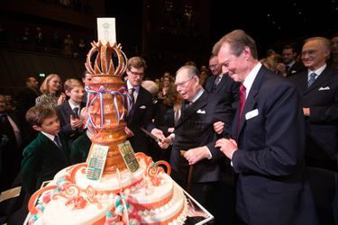 Le grand-duc Jean de Luxembourg coupe son gâteau pour ses 95 ans avec son fils le grand-duc Henri, à Luxembourg le 9 janvier 2016