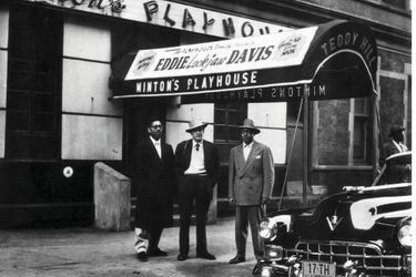 A g., en 1953, Daniel Filipacchi, 25 ans, pose entre Dizzy Gillespie et Teddy Hill, devant le Minton’s Playhouse, berceau du bop.