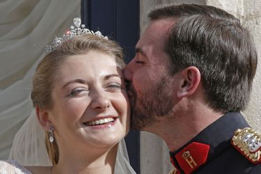 Le baiser de Stéphanie et Guillaume du Luxembourg au balacon du palais, après leur mariage religieux