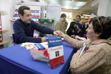 Nicolas Sarkozy dédicace son livre "Ensemble" en avril 2007 à Saint-Rémy-de-Provence.