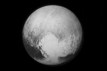 A l&#039;équateur la région de Tombaugh, surnommé le coeur de Pluton. C&#039;est là que se situe la plaine de Spoutnik. 