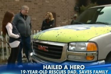 Charlotte Heffelmir et son père devant l'imposant pick-up soulevé par la jeune femme. 
