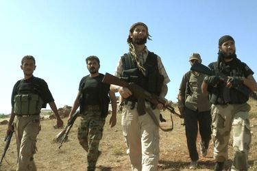 Abderahmane Ayachi (au centre) à la tête de ses hommes de la katiba « Suqur as-Cham » en Syrie en 2013 dans la province d’Idlib.