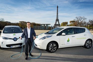 Carlos Ghosn, P-DG de Renault-Nissan, et les deux voitures électriques officielles de la Cop21 : la Renault ZOE (à g.) et la Nissan Leaf. Dans ses mains, ce qui remplacera la pompe à essence.