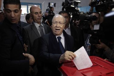 Béji Caïd Essebsi, candidat à l&#039;élection présidetielle et chef du parti Nidaa Tounès, a voté dimanche à Tunis. 