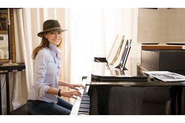 <br />
Un piano ou une guitare, un petit carnet pour écrire, toujours en vers…  le secret de la sérénité pour Carla Bruni.