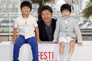 Hirokazu Kore-Eda et les deux enfants de &quot;Tel père, tel fils&quot;