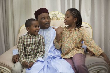 Au cœur de la crise qui bouleverse le Sahel, le président du Niger, Mahamadou Issoufou, 60 ans,  partage un moment de tendresse avec ses enfants, à Niamey.