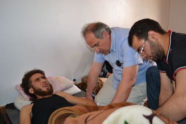 Le docteur Ghazi Aswad, de retour en Syrie, est ici au chevet d'une victime de la guerre civile syrienne, à Yabroud.